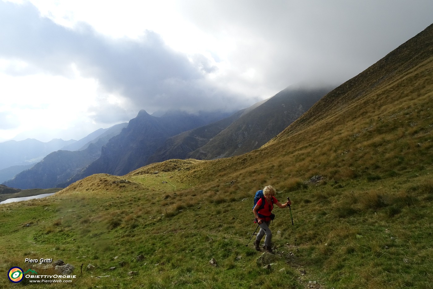 81 Dalla sella risaliamo verso il Monte Triomen.JPG